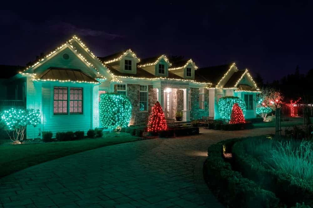 How To Hang Christmas Lights From Your Roof