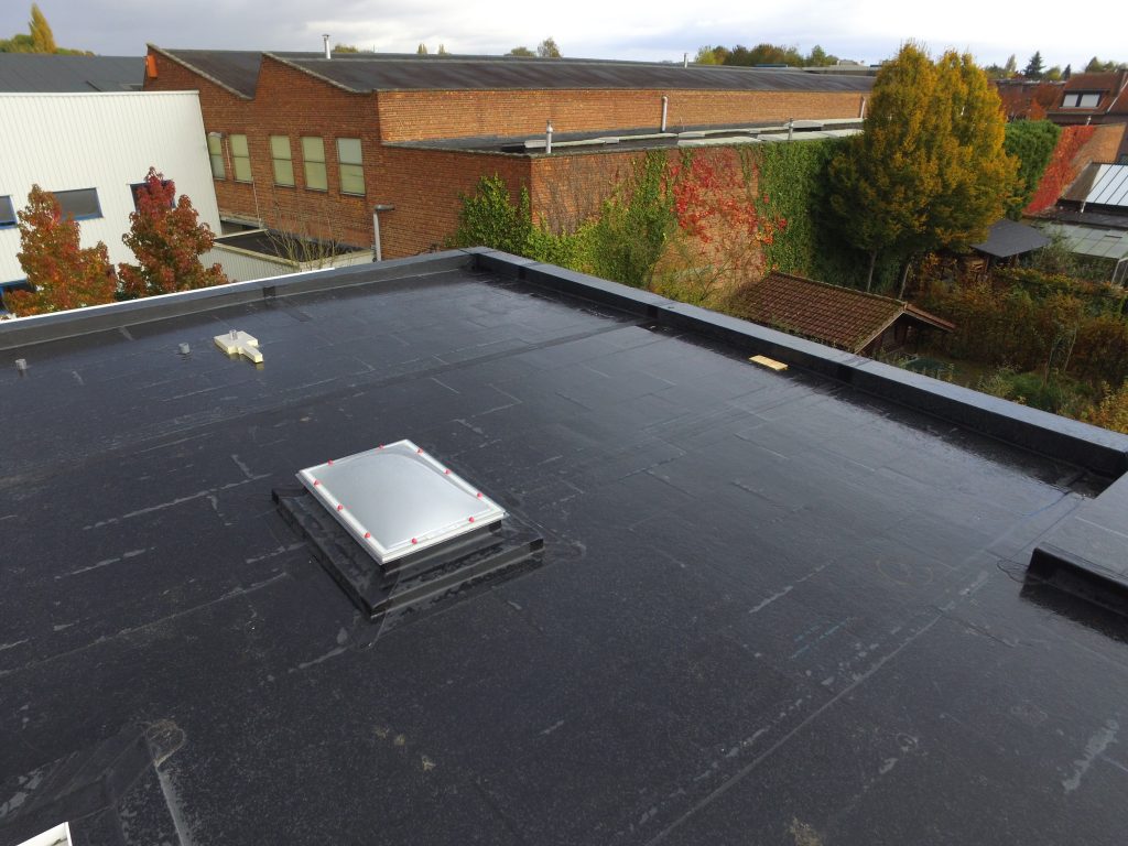 Flat roof with proper drainage